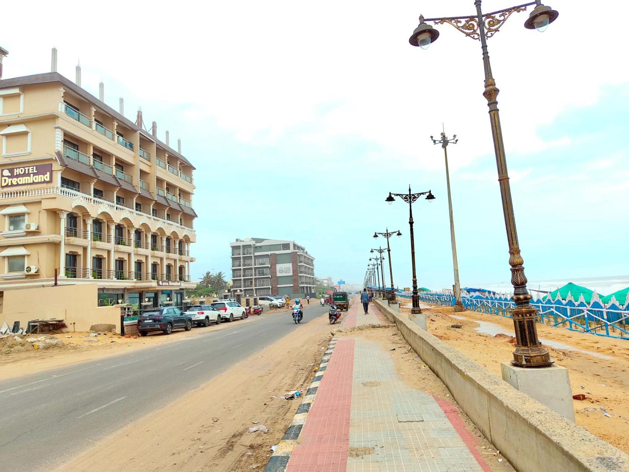 Dreamland -হোটেল ড্রিমল্যান্ড পুরী Rooms-sea View Fully-air-conditioned-hotel With-lift-restaurant-and-parking-facility - New Marine Drive Road - Book Now * Puri